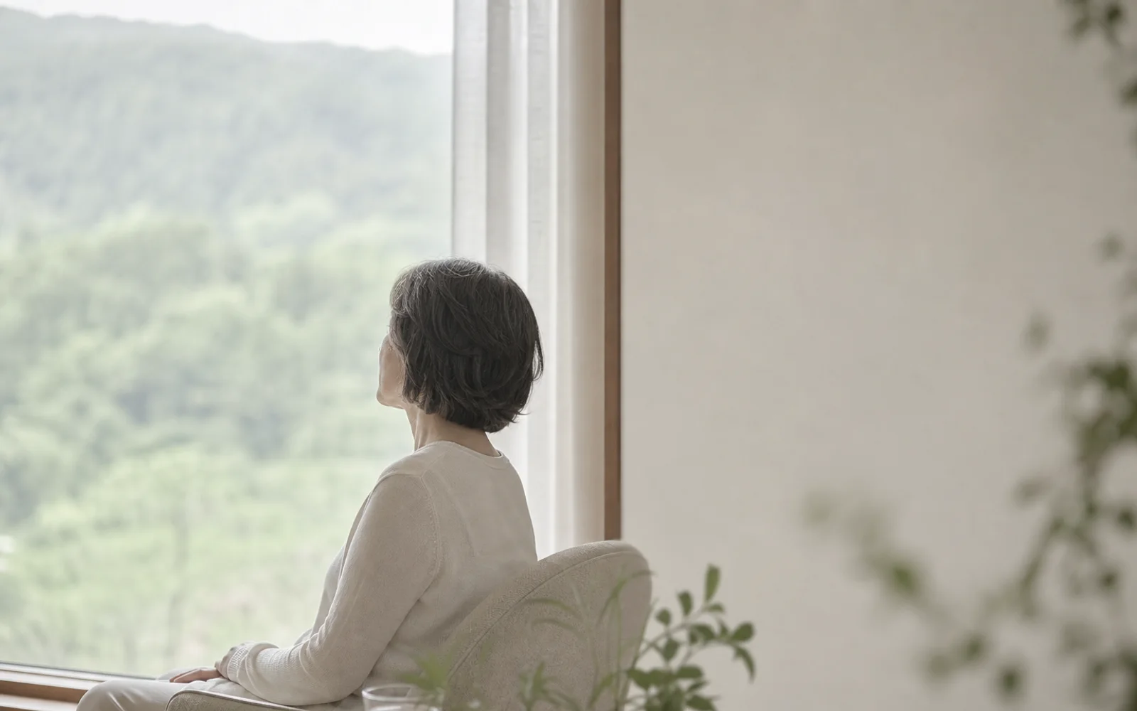 창밖을 바라보며 쉬어가는 사람